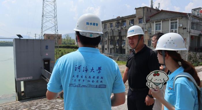 成員實地查看副壩弧形閘門結(jié)構(gòu)與啟閉裝置 宋天浩攝