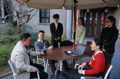圖為會(huì)后團(tuán)隊(duì)成員與專家交流探討照